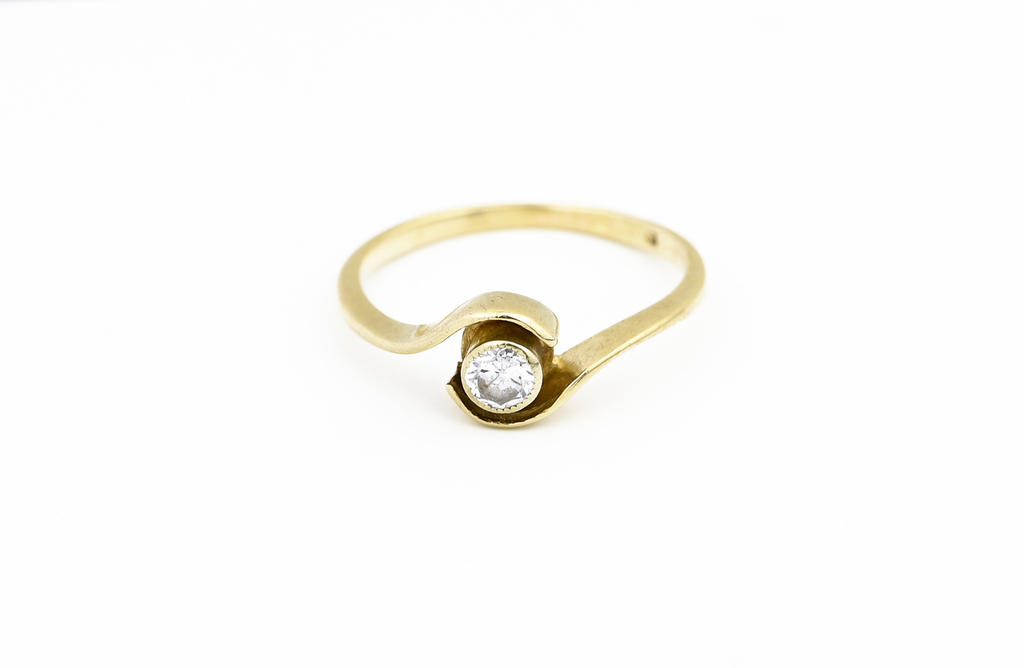 Zlatý prsten, zdobený zirkonem.