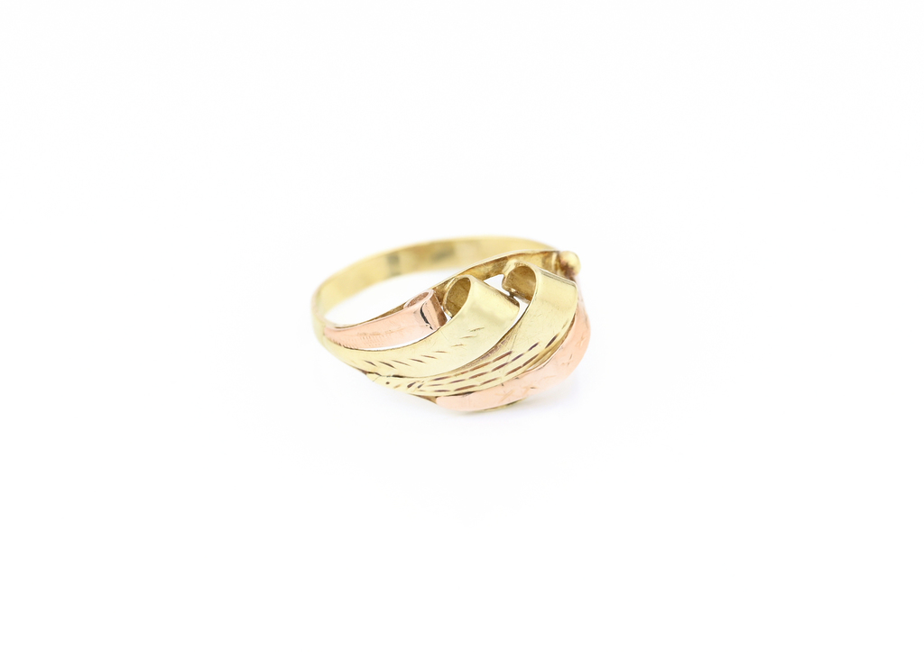 Prsten, kombinované zlato, zdobené plátky.