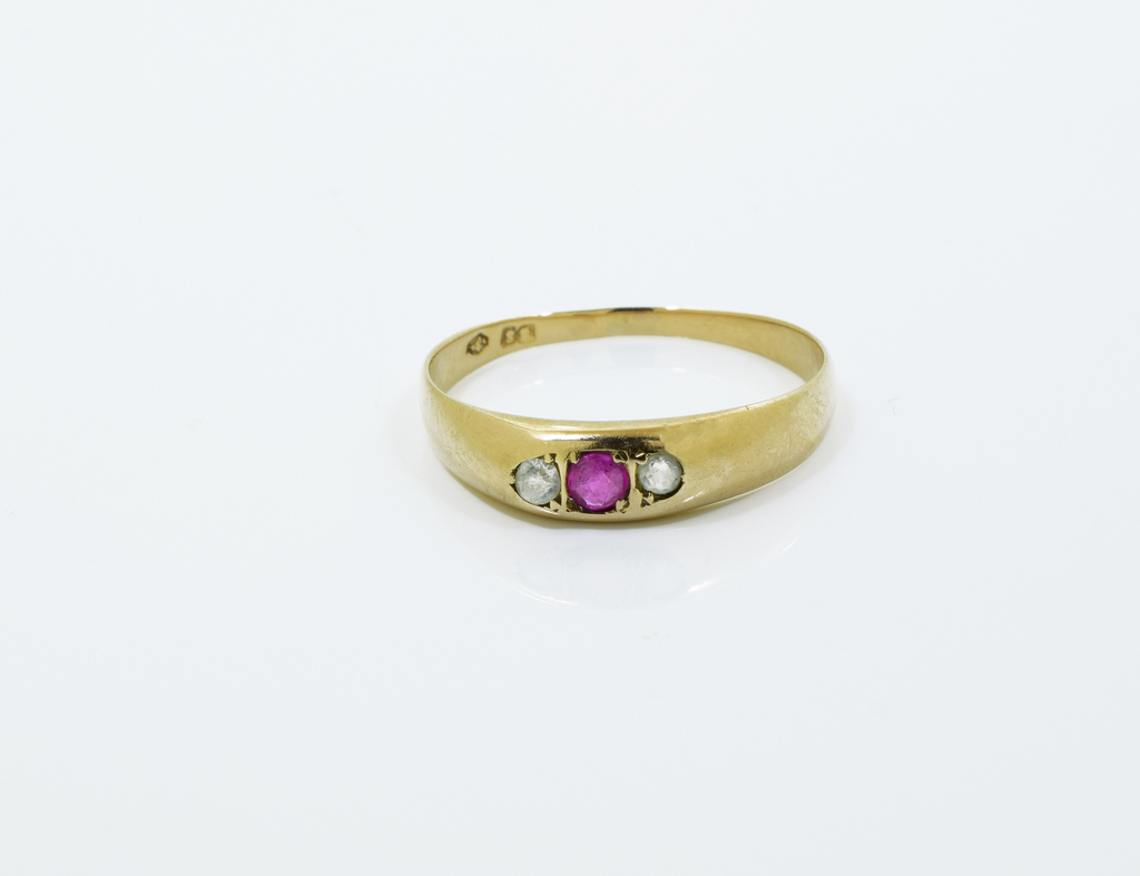 Dámský prsten z červeného zlata zdobený rubínem a dvěma zirkony