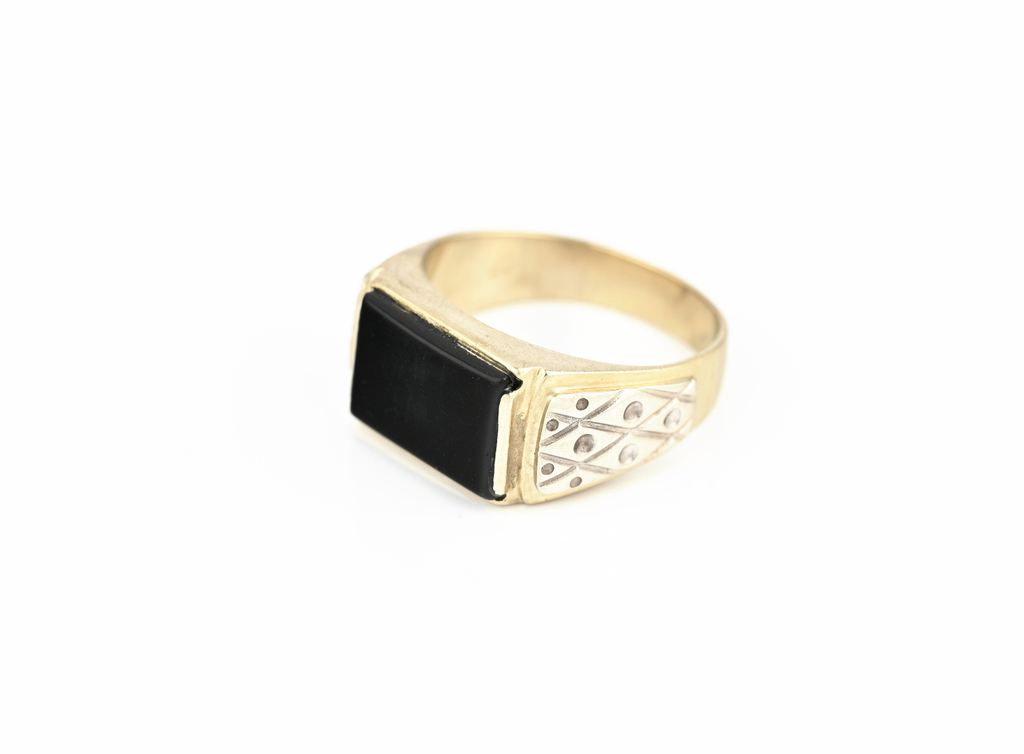 Pánský prsten, s bílým zlatem, zdobený onyxem.