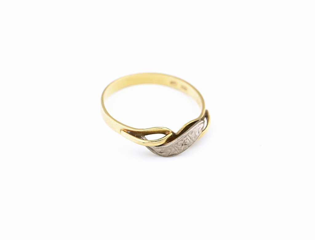 Prsten, kombinace s bílým zlatem, zdobený.