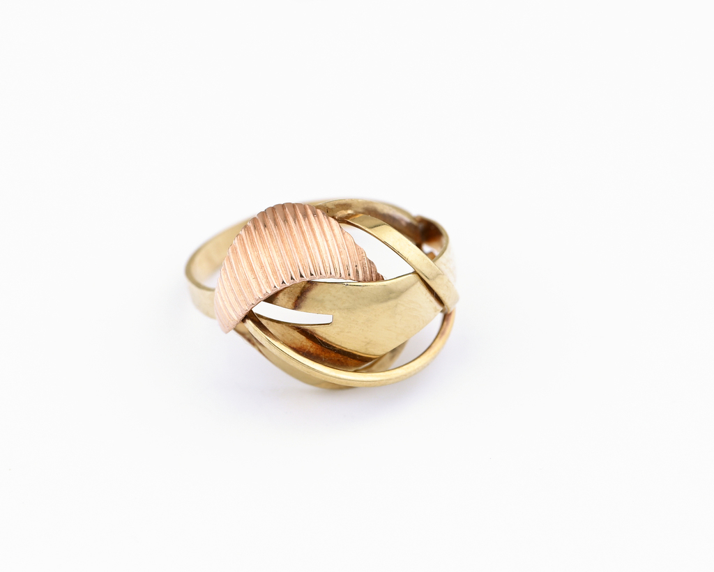 Prsten, zdobený červeným zlatem.