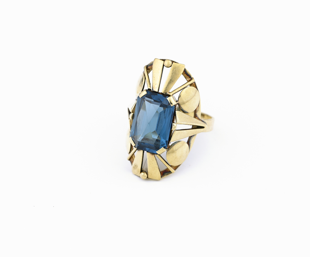 Prsten, zdobený modrým kamenem.