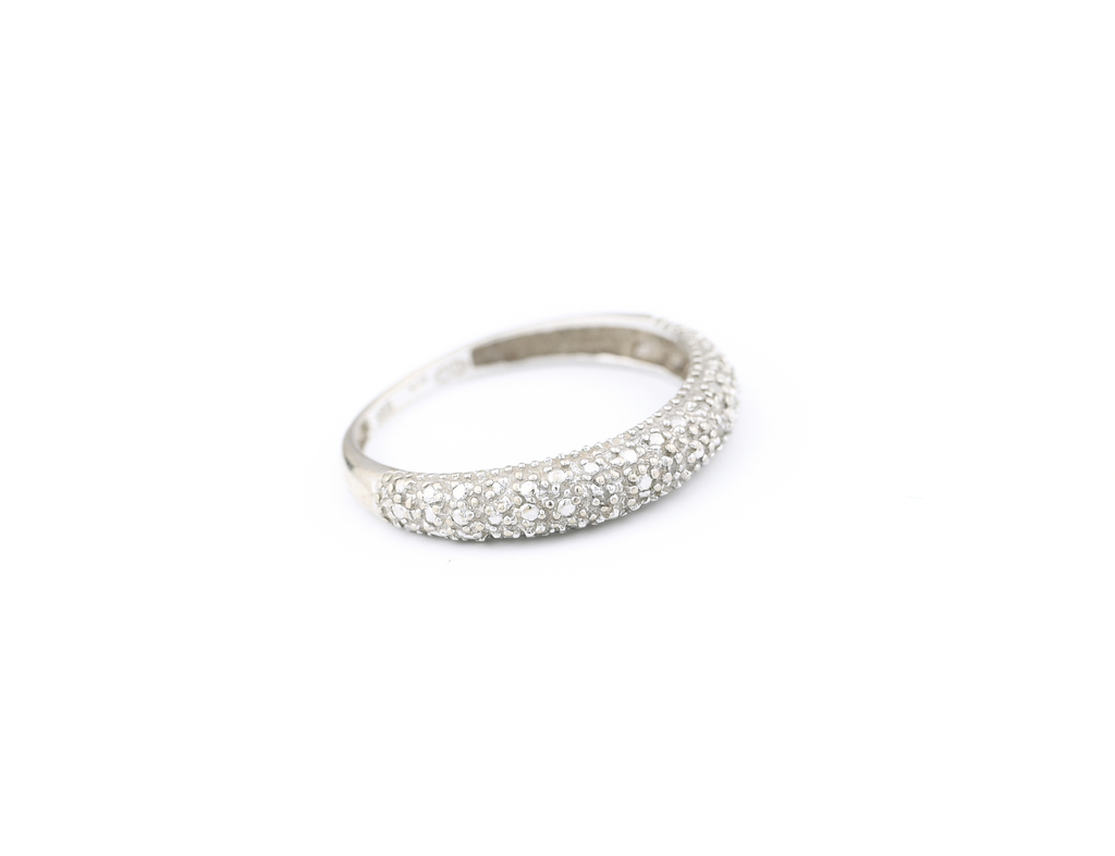 Prsten, z bílého zlata, zdobený povrch.