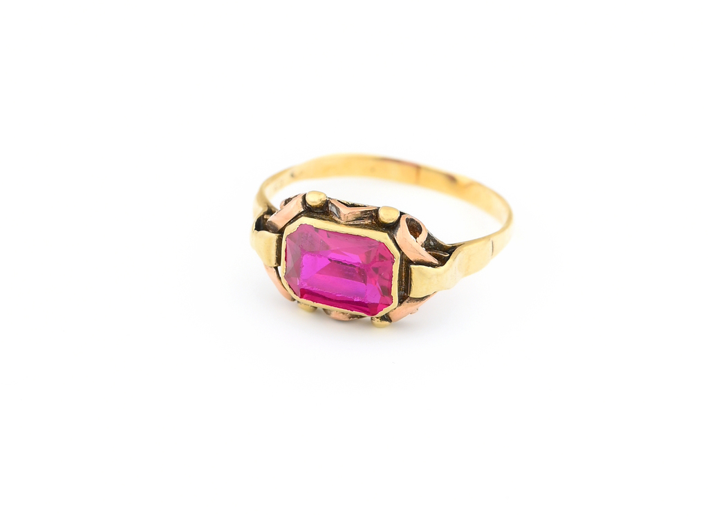 Prsten, kombinované zlato, zdobený rubínem.