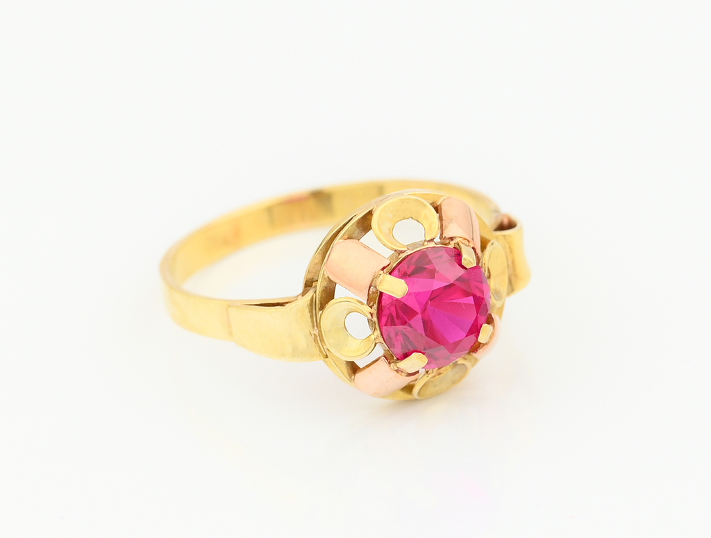 Prsten, s červeným zlatem, zdobený rubínem.