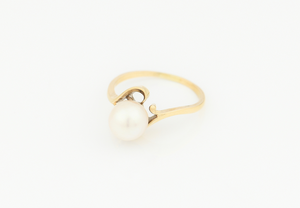 Prsten, zdobený perlou.