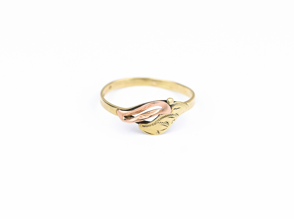 Prsten, se zdobeným povrchem, s červeným zlatem.