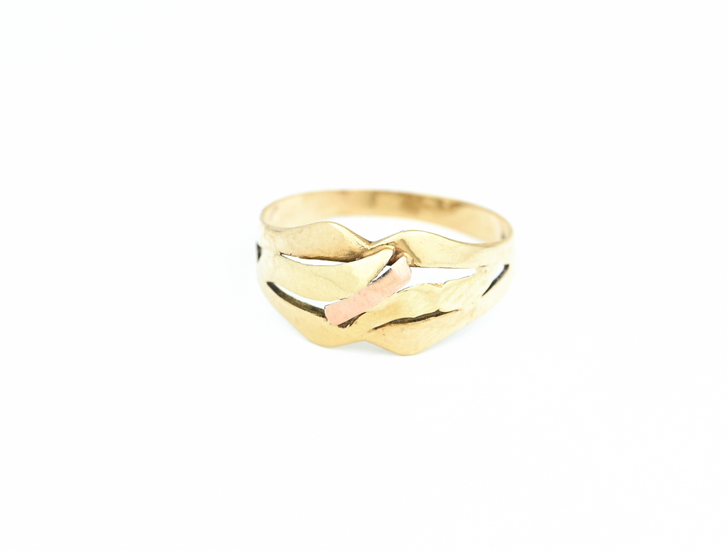 Prsten, celozlatý s plátkem z červeného zlata.