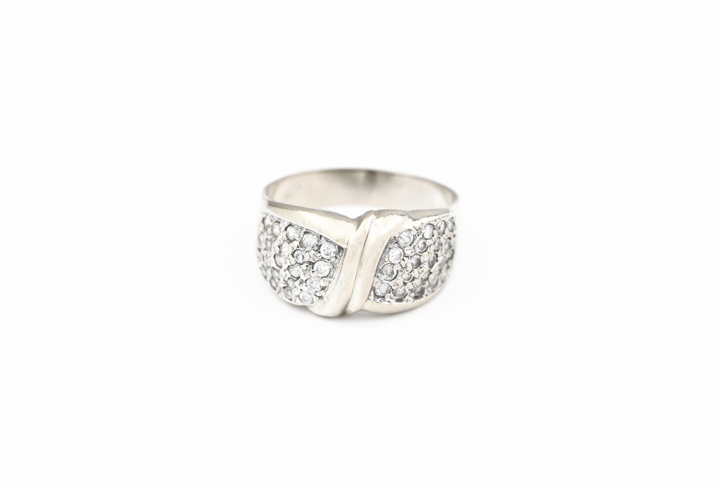 Prsten, z bílého zlata, zdobený zirkony.