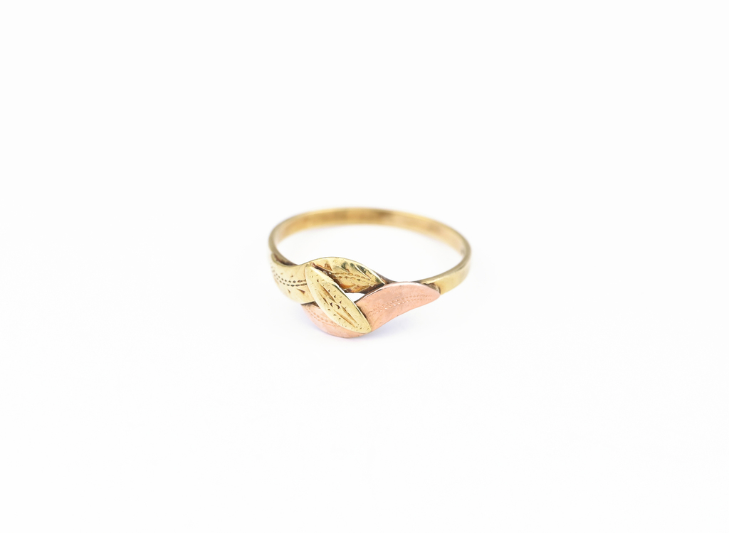 Prsten, zdobené plátky, kombinace s červeným zlatem.