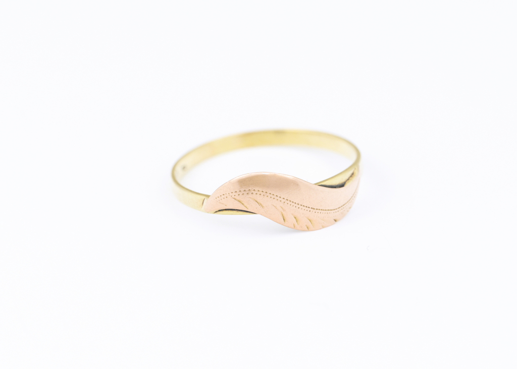 Prsten, se zdobeným plátkem z červeného zlata.