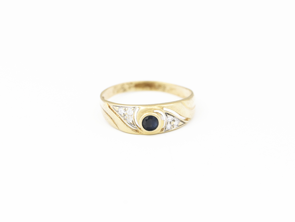 Prsten, zdobený zirkony, prořezávaný.