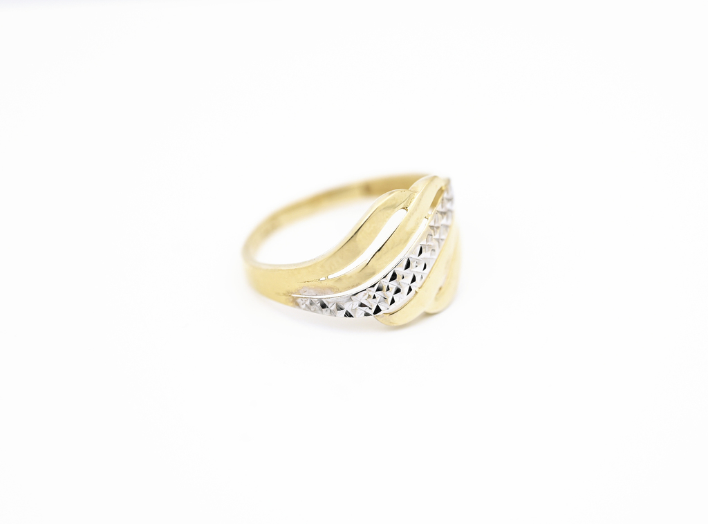 Prsten, zdobený bílým zlatem.