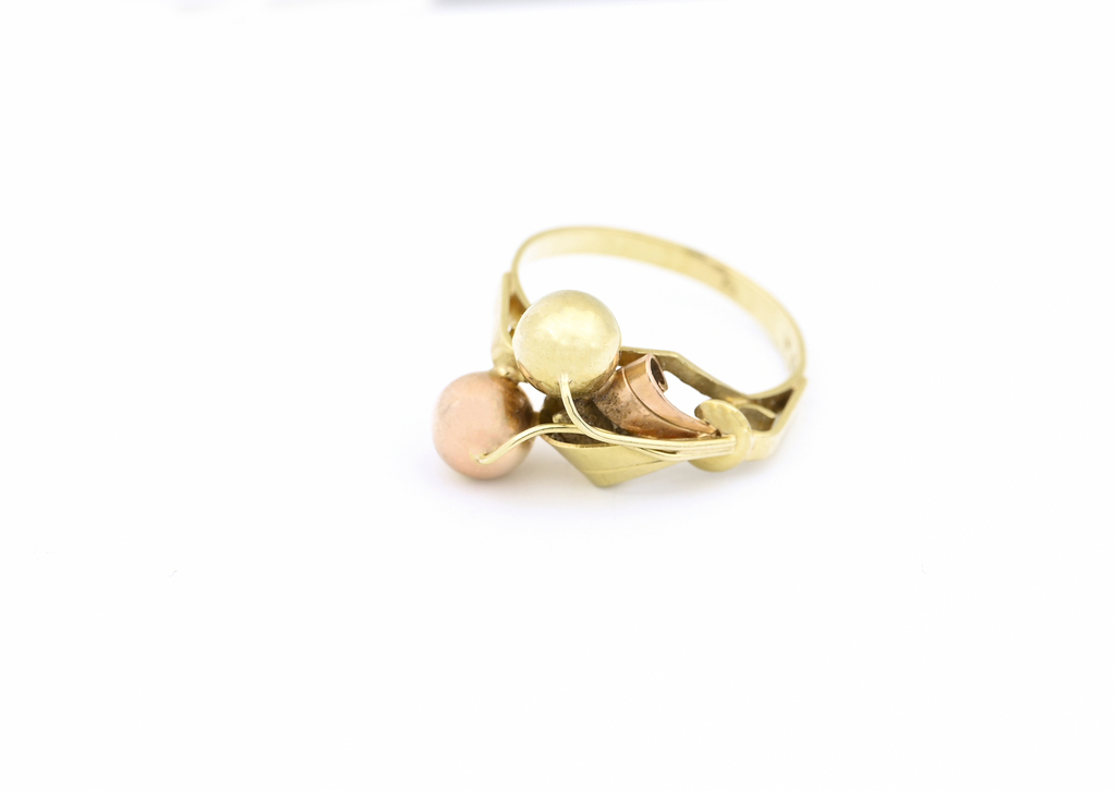 Zlatý prsten, zdobený kuličkami, kombinované zlato.