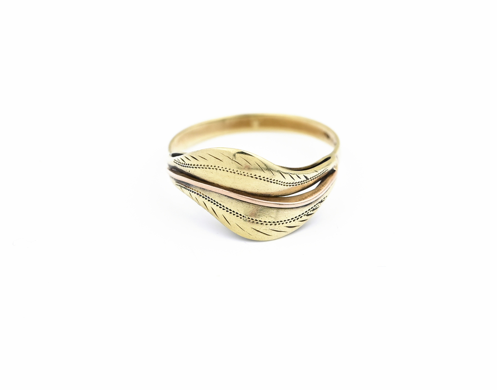 Zlatý prsten, zdobený povrch, červené zlato.