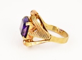 Zlatý dámský prsten s fialovým kamenem