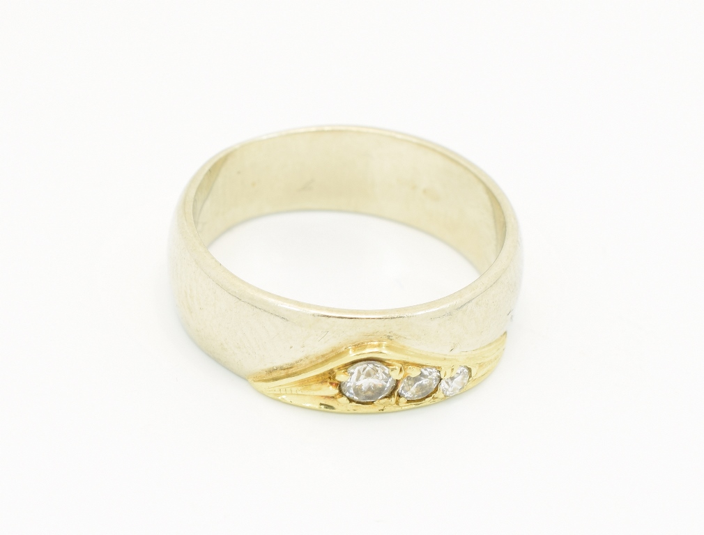 Dámský prsten z bílého zlata zdobený