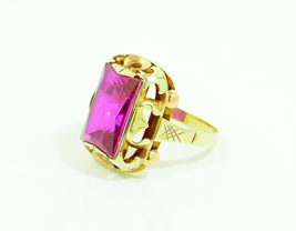 Dámský prsten s bohatým zdobením a fialovým kamenem