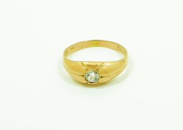 Dámský prsten z červeného zlata zdobený zirkonem