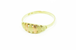 Dámský prsten zdobený kombinací žlutého a červeného zlata