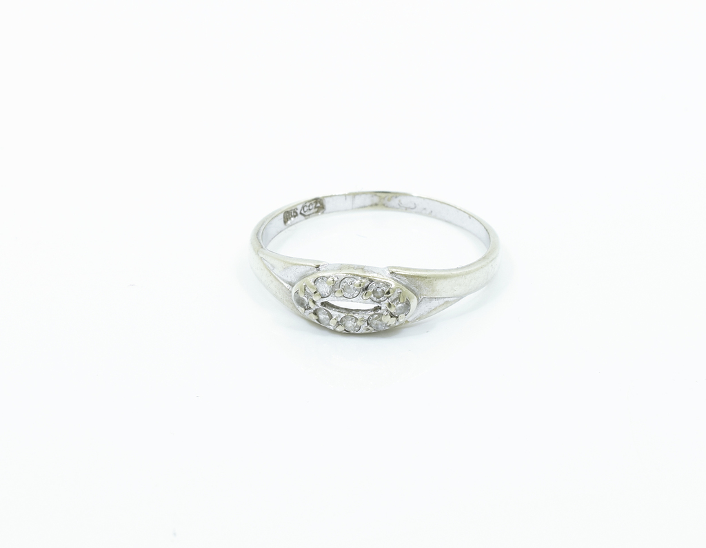 Dámský prsten z bílého zlata zdobený zirkony