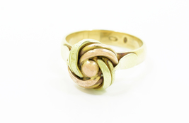Dámský prsten v kombinaci žlutého a červeného zlata propletený s kuličkou