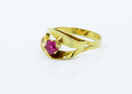 Dámský prsten v kombinaci žlutého a červeného zlata s rubínem v korunce
