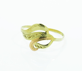 Dámský prsten zdobená ploška v kombinaci žlutého a červeného zlata