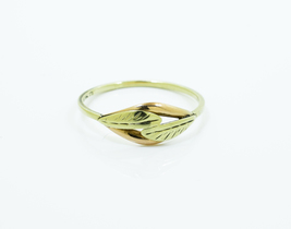 Dámský prsten s listovými plátky v kombinaci žlutého a červeného zlata