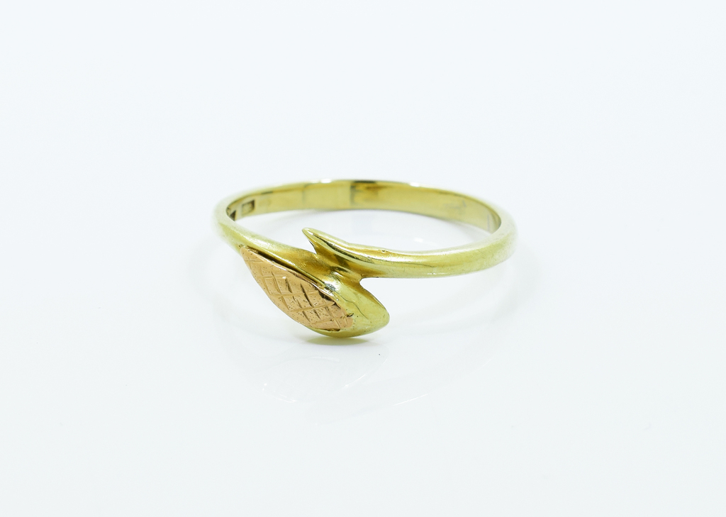 Dámský prsten v kombinaci žlutého a červeného zlata motiv hada