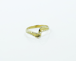 Dámský prsten se zdobením z bílého zlata