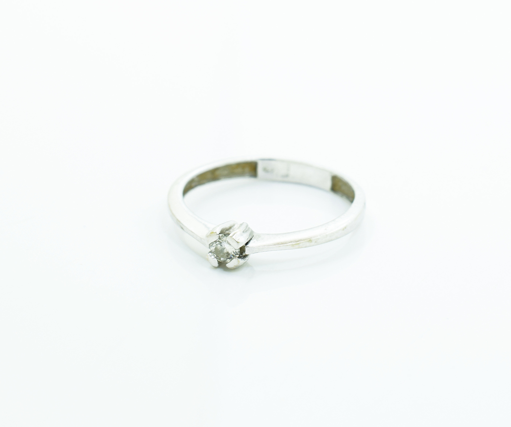 Dámský prsten z bílého zlata zdobený zirkonem