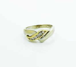 Dámský prsten v kombinaci bílého a žlutého zlata se zirkony