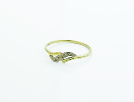 Dámský prsten v kombinaci žlutého a bílého zlata se zdobeným povrchem