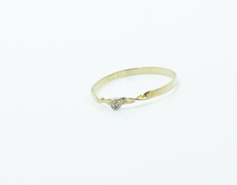 Dámský prsten zkroucený vzor se zdobením z bílého zlata