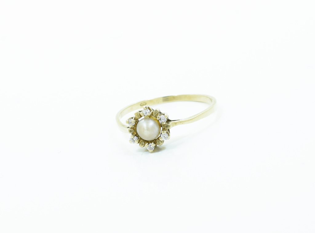 Dámský prsten s perlou v korunce zdobený zirkony