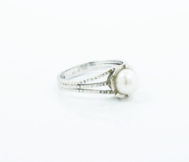 Dámský prsten s perlou v bílém zlatě