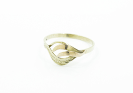 Dámský prsten zdobené plátky v kombinaci žlutého a červeného zlata