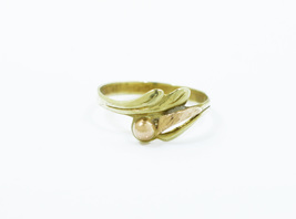 Dámský prsten s kuličkou a zdobeným plátkem z červeného zlata