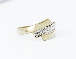Prsten zdobený bílým zlatem