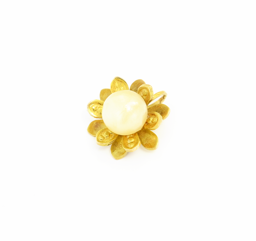 Přívěšek motiv květu s perlou v 18kt zlatě