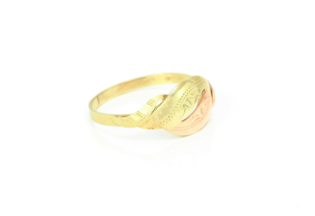 Prsten v kombinaci červeného a žlutého zlata se zdobeným povrchem