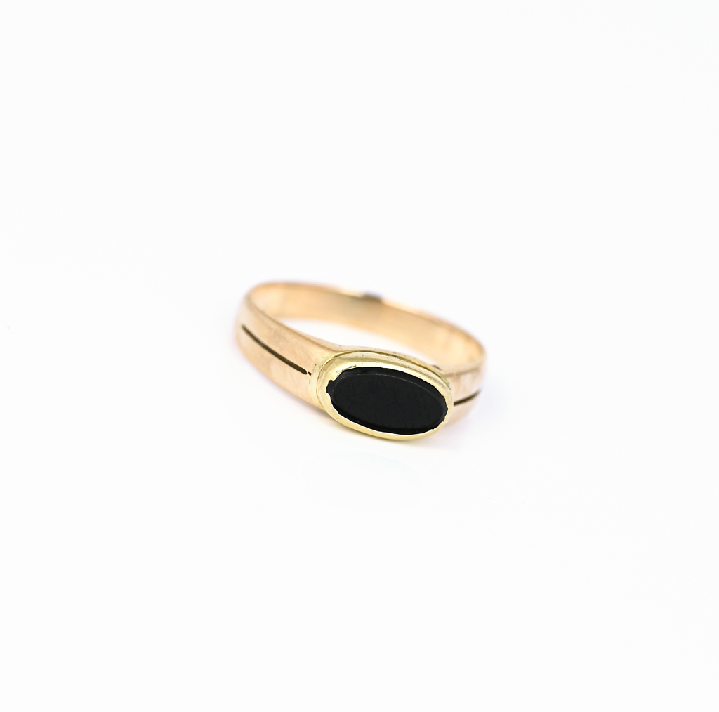 Prsten zdobený onyxem