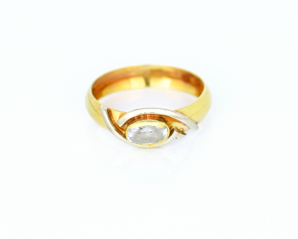 Prsten se zirkonem a zdobením z bílého zlata