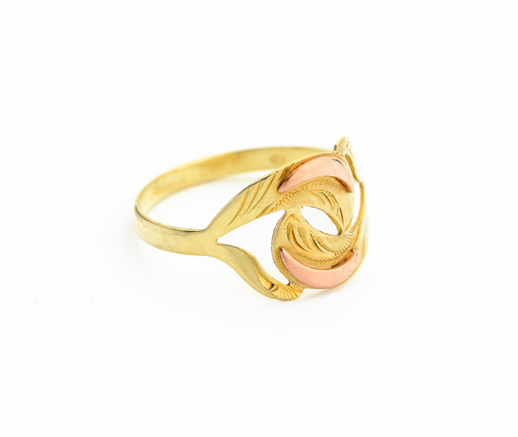 Prsten se zdobeným povrchem a červeným zlatem