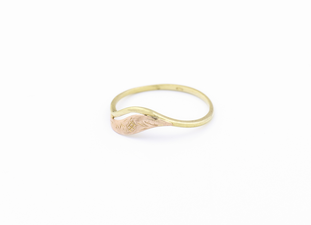 Dámský prsten v kombinaci žlutého a červeného zlata se zdobením