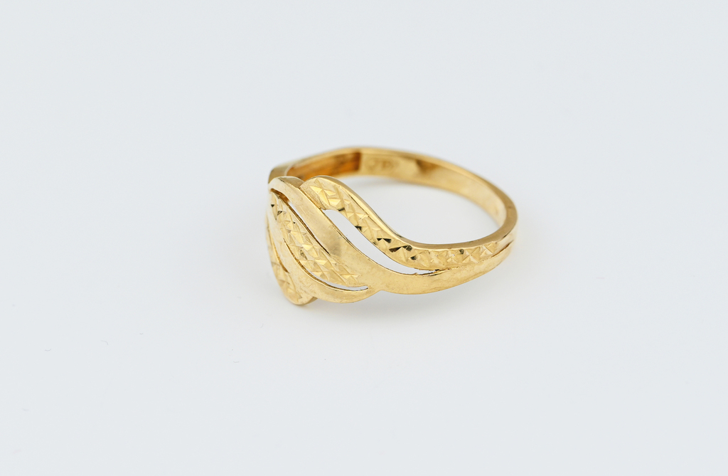 Prsten, kombinované zlato, se vzorem.